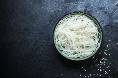 pirinç eriştesi ince cam erişte menüsü konsepti servis büyüklüğünde. organik metin için yiyecek arkaplan üst görünümü kopyalama alanı 