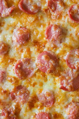 Pizza salamı sosisi peynir fast food paket servis menüsü konsepti. organik sağlıklı beslenme için yiyecek arkaplanı üst görünüm kopyalama alanı