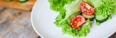 Sağlıklı salata yaprakları sebzeleri karıştırır (mikro sebzeler, sulu atıştırmalıklar, domates). Gıda arka plan kopyalama alanı organik sağlıklı yeme keto veya paleo diyeti için