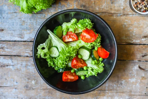 健康的沙拉叶混合蔬菜 混合微量蔬菜 多汁小吃 西红柿 食品背景复制空间 用于文本 有机健康饮食 — 图库照片