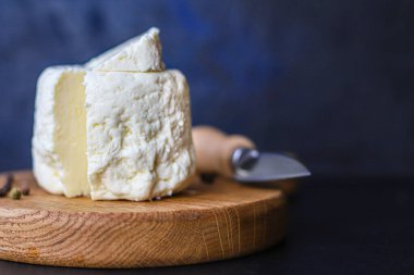 Peynir kafa ve dilimler Adighe turşusu veya Suluguni Menüsü konsepti camembert veya peynir servis boyutu. yemek arkaplanı üst görünüm metin organik sağlıklı yeme keto veya paleo diyeti için kopyalama alanı