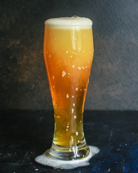泡メニューのコンセプトでビールの光濾過されていない冷たい飲み物サイズを提供します フードバックグラウンド テキスト用のトップビューコピースペース — ストック写真