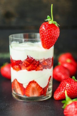 porsiyonlu çilekli badem ezmesi kremi ya da süzme peynirli krem menü konsepti. gıdalar üst görünüm kopyalama alanı organik sağlıklı yeme ham