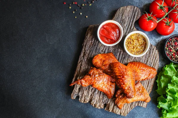 닭고기 날개는 바베큐그릴 메뉴의 크기에 훈제되었다 먹이의 위에서 텍스트 식사를 — 스톡 사진
