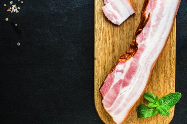Tütsülenmiş domuz pastırması ve yağlı menü konsepti. gıdalar üst görünüm kopyalama alanı organik sağlıklı yeme ham