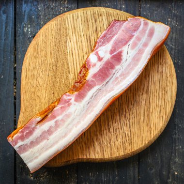 Tütsülenmiş domuz pastırması ve yağlı menü konsepti. gıdalar üst görünüm kopyalama alanı organik sağlıklı yeme ham