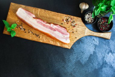 Tütsülenmiş domuz pastırması ve yağlı menü konsepti. gıdalar üst görünüm kopyalama alanı organik sağlıklı yeme ham