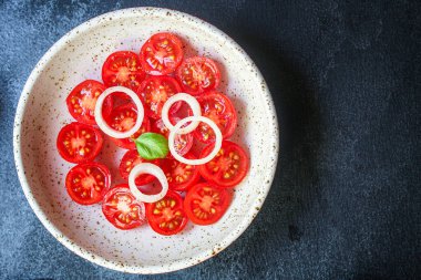 Domates salatası ve sebze menüsü servis ediliyor. Gıda arka plan fotokopi alanı organik sağlıklı yeme çiğ