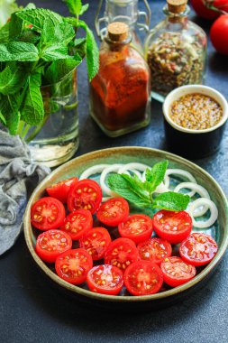 Domates salatası ve sebze menüsü servis ediliyor. Gıda arka plan fotokopi alanı organik sağlıklı yeme çiğ