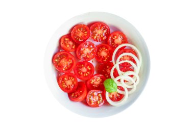 Domates salatası ve sebze menüsü servis ediliyor. Gıda arka plan fotokopi alanı organik sağlıklı yeme çiğ