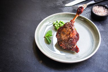 Ördek bacağı, hazır yemek menüsü konseptinin et porsiyonunu servis eder. yiyecek arkaplanı üst görünümü kopyalama alanı organik 