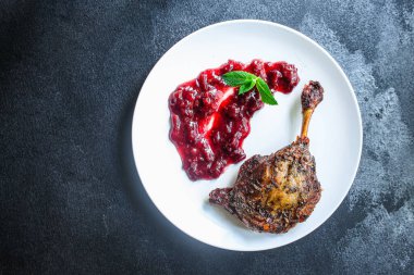 Ördek bacağı, hazır yemek menüsü konseptinin et porsiyonunu servis eder. yiyecek arkaplanı üst görünümü kopyalama alanı organik 