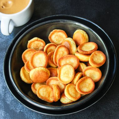 Mini gözleme mısır gevreği lezzetli tatlı kahvaltı menüsü konsepti servis boyutu. yiyecek arkaplanı üst görünüm kopyalama alanı 