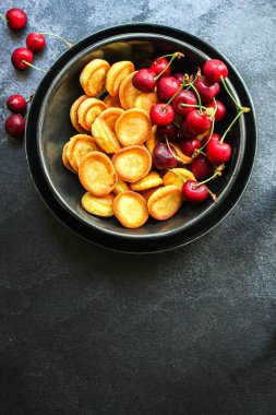 Mini gözleme mısır gevreği lezzetli tatlı kahvaltı menüsü konsepti servis boyutu. yiyecek arkaplanı üst görünüm kopyalama alanı 