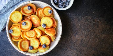 Mini gözleme mısır gevreği lezzetli tatlı kahvaltı menüsü konsepti servis boyutu. yiyecek arkaplanı üst görünüm kopyalama alanı 