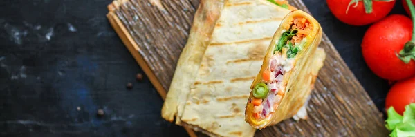 Tortilla Burrito Embrulho Recheio Legumes Pita Vegetariano Conceito Menu Takeaway — Fotografia de Stock