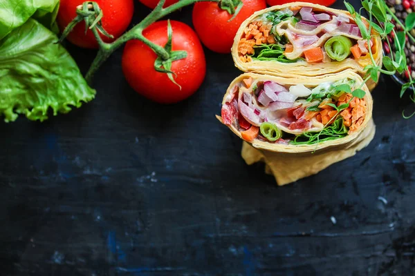 Tortilla Vagy Burrito Pakolás Zöldségek Vegetáriánus Pita Kenyér Menü Koncepció — Stock Fotó