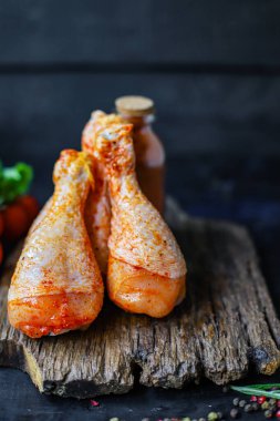 Çiğ tavuk bacağı terbiye edilmiş paprika barbeküsü ızgara ızgara et ikinci derece yiyecek arka plan fotokopi alanı sağlıklı keto veya paleo pesseeter diyet yiyen organik metinler için.