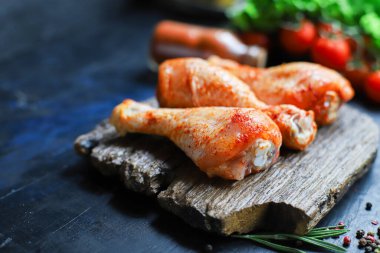 Çiğ tavuk bacağı terbiye edilmiş paprika barbeküsü ızgara ızgara et ikinci derece yiyecek arka plan fotokopi alanı sağlıklı keto veya paleo pesseeter diyet yiyen organik metinler için.