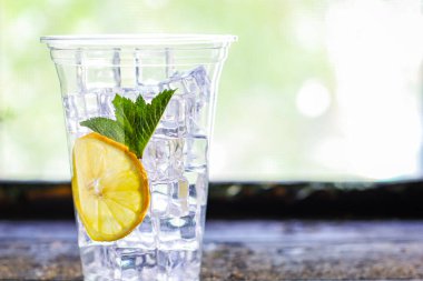 Portakal suyu ya da limonata narencili mandalina şeffaf içecek bardağı içecek içecek içecek içecek içecek içecek içecek konsepti.