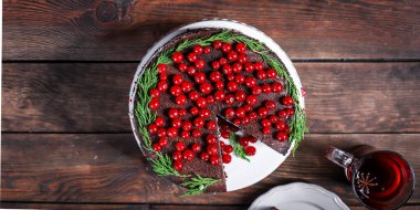 Çikolatalı kakaolu kahverengi böğürtlen yeni yıl tatlı pişirme masası konsepti servis büyüklüğünde. organik sağlıklı beslenme için yiyecek arkaplanı üst görünüm kopyalama alanı