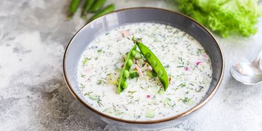 Soğuk çorba sebzeleri sebzeler okroshka yemek arka plan görünüm kopyalama alanı sağlıklı keto yemek veya paleo diyeti