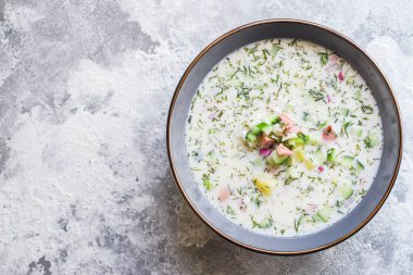 Soğuk çorba sebzeleri sebzeler okroshka yemek arka plan görünüm kopyalama alanı sağlıklı keto yemek veya paleo diyeti