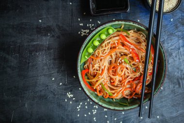 Sebzeli pirinç eriştesi selofan makarna arka plan fotokopi alanı organik sağlıklı beslenme metinleri için.