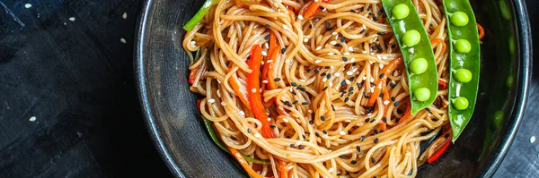 Ris Nudlar Med Grönsaker Cellofan Pasta Mat Bakgrund Ovanifrån Kopiera — Stockfoto