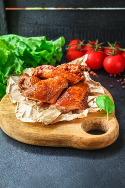 Tavuk kanadı füme et ızgara tavuk ızgarası büyüklüğünde. yiyecek arkaplanı üst görünümü kopyalama alanı organik yemek