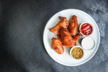 Tavuk kanadı füme et ızgara tavuk ızgarası büyüklüğünde. yiyecek arkaplanı üst görünümü kopyalama alanı organik yemek