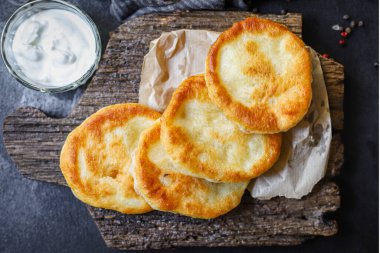 Düz ekmek tortillalarını un ve su hamurundan paketle ev yapımı yemek paketleri el yapımı langolar arka planda fotokopi alanı