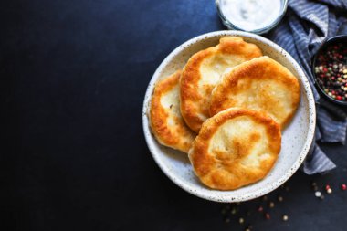 Düz ekmek tortillalarını un ve su hamurundan paketle ev yapımı yemek paketleri el yapımı langolar arka planda fotokopi alanı