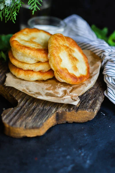 Düz ekmek tortillalarını un ve su hamurundan paketle ev yapımı yemek paketleri el yapımı langolar arka planda fotokopi alanı