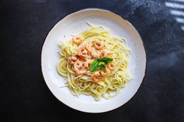 makarna karidesi spagetti kremalı karides sosu ana yemek arka plan fotokopi alanı organik sağlıklı yiyecekler için