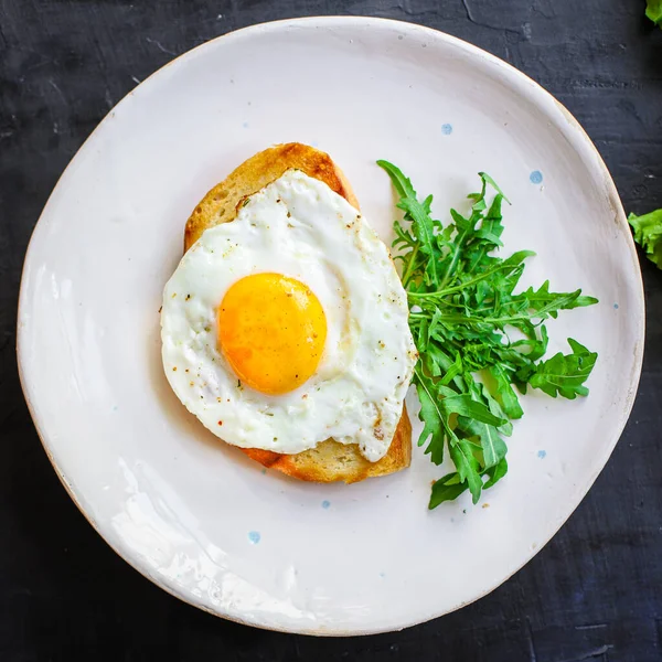 Oeuf Frit Pain Grillé Salade Délicieux Petit Déjeuner Collation Jaune — Photo