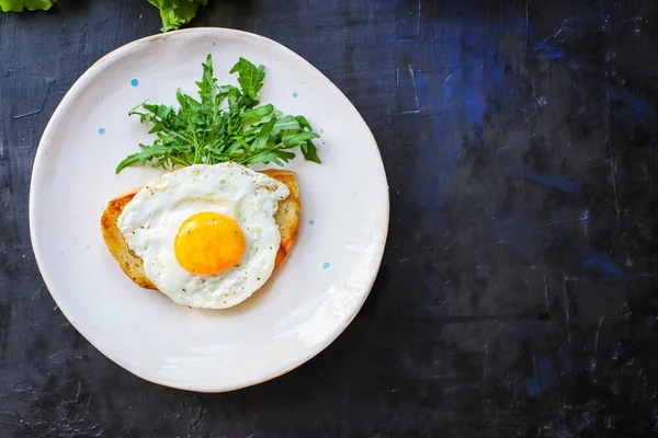 Oeuf Frit Pain Grillé Salade Délicieux Petit Déjeuner Collation Jaune — Photo