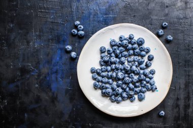 Böğürtlenli tatlı olgun taze hasat yemeği arka planda sunulan fotokopi alanı organik yiyecekler sağlıklı çiğ keto ya da paleo diyeti