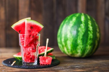 Karpuz dilimleri kırmızı olgun meyve suyu tatlı tatlı meyveler arka plan fotokopi alanı sağlıklı keto ya da paleo diyeti yiyen organik metinler için.