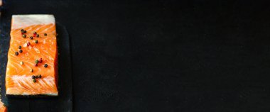 somon balığı dilimi, kırmızı deniz ürünleri, arka planda yemek servisi, fotokopi alanı, çiğ keto ve paleo pesetarya diyeti. 