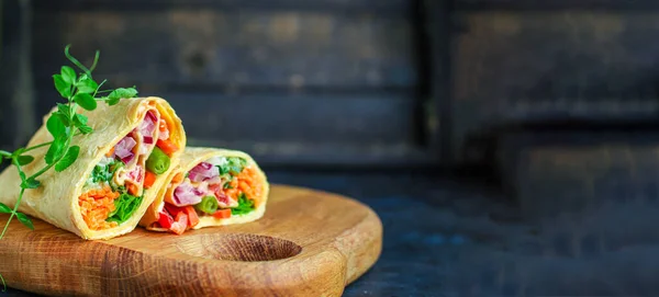 Tortilla Burrito Csomagolás Zöldségek Töltelék Lavash Vegetáriánus Pita Kenyér Menü — Stock Fotó