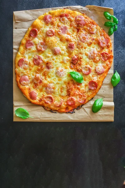 Pizza Margarita Szalámi Kolbász Sajt Klasszikus Recept Szósz Gyorsétterem Takeaway — Stock Fotó