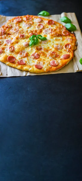 Pizza Margarita Salami Kiełbaski Ser Klasyczny Sos Przepis Fast Food — Zdjęcie stockowe