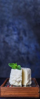 Peynir kafa, yumuşak turşu, peynir püresi, peynir peyniri arka plan fotokopi alanı, organik, keto ve paleo diyeti.