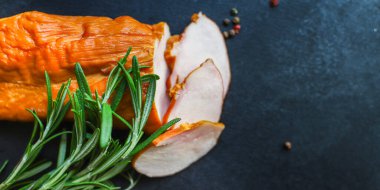 tavuk ya da hindi tütsülenmiş et göğüs porsiyonu yiyecek arka plan fotokopi alanı sunar organik sağlıklı çiğ yemek için