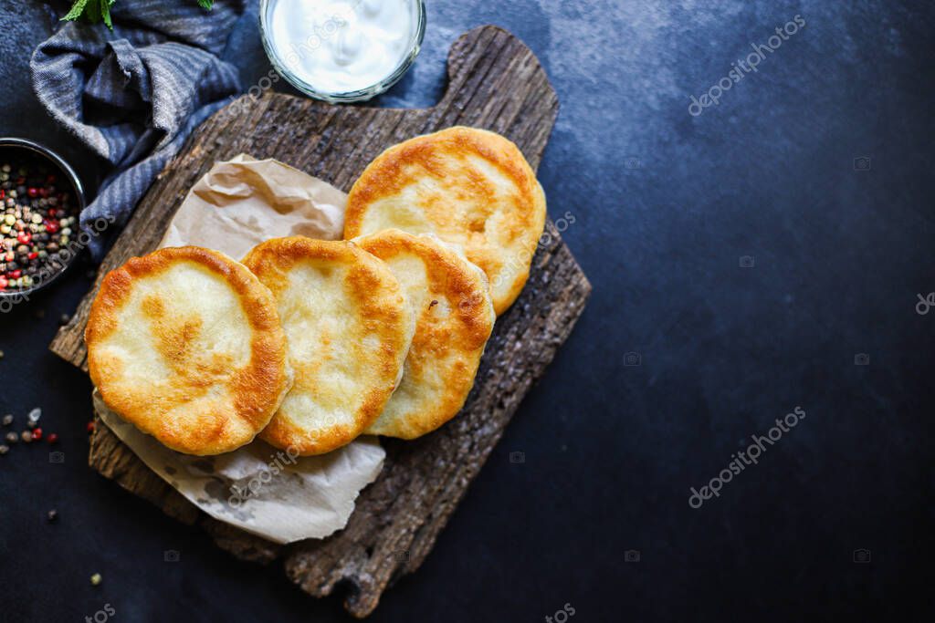 envuelva tortillas de pan planas de harina y agua masa frita cocina