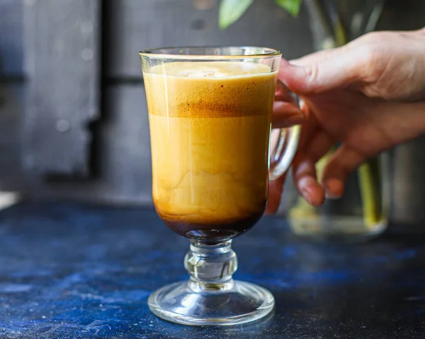 Latte Vagy Cappuccino Dalgona Kávé Átlátszó Pohár Édes Forró Ital — Stock Fotó