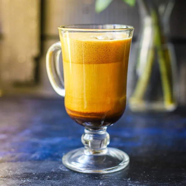 Kopi Latte Atau Cappuccino Dalgona Dalam Gelas Transparan Minuman Panas — Stok Foto