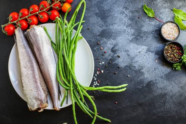 hake ham balık organik deniz mahsulleri kesim sağlıklı üst görüş yer metin fotokopi uzay keto veya paleo diyet ham pesseeter için