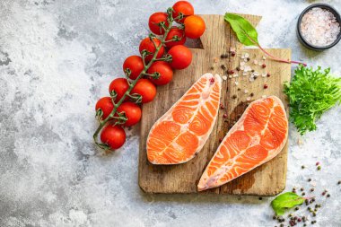Çiğ somon fileto bifteği organik ürün içeriği sağlıklı besleniyor. Metin kopyalama alanı keto veya paleo diyeti için üst görünüm yeri ham ikinci ders pesseeter